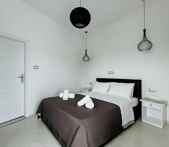 Thirasia 2* Fira (Santorini)