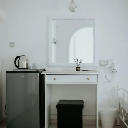 Thirasia מלון 2*